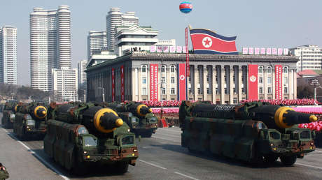 Misiles balísticos intercontinentales durante un desfile militar en Pionyang, Corea del Norte