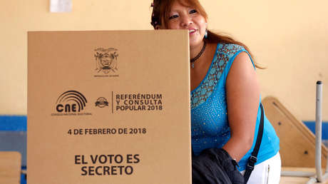 Una mujer vota en Quito, Ecuador, durante la consulta popular del 4 de febrero de 2018.