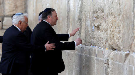 Mike Pompeo, junto con el embajador de EE.UU. en Israel, David Friedman, ante el Muro de las Lamentos en Jerusalén.