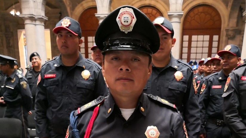 Premian al policía bautizado como 'Todo Solito' por frustrar un asalto sin refuerzos en México