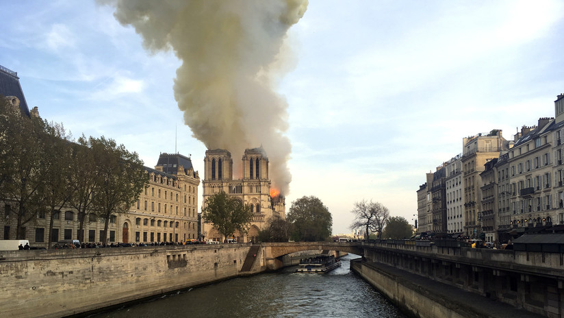 VIDEOS, FOTOS: Se registra un voraz incendio en la catedral de Notre Dame de ParÃs