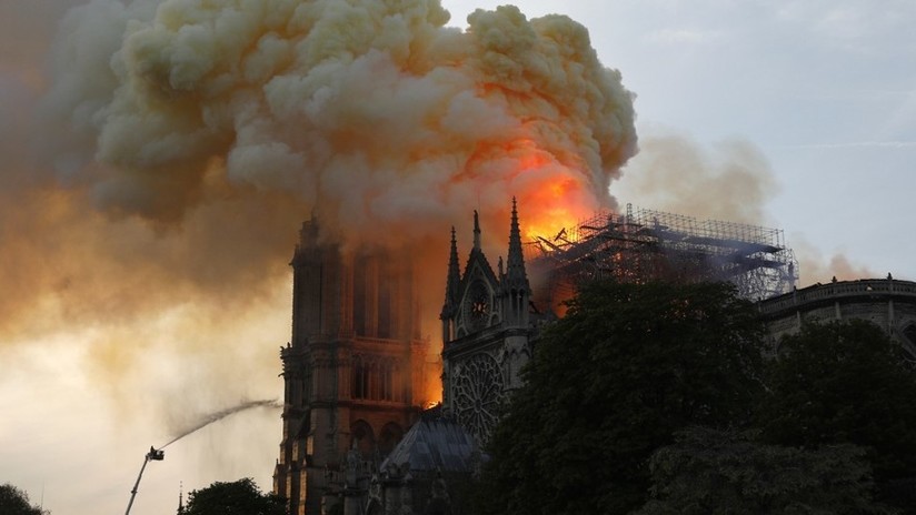 El incendio se extiende a una de las torres de la catedral de Notre Dame de París