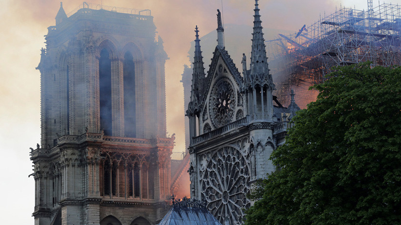París: La gente llora y reza ante el pavoroso incendio en la catedral de Notre Dame en llamas (fotos, videos)