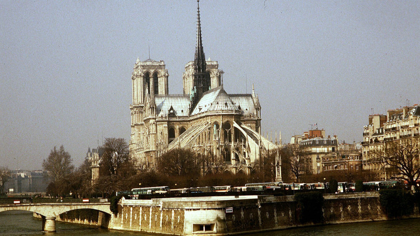 Decapitaciones, demonios y planos cambiantes: Ocho siglos de secretos entre los muros de Notre Dame