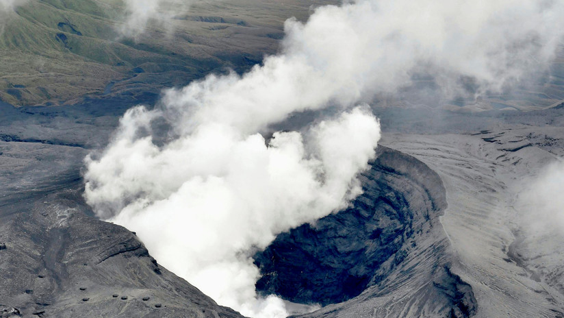 El volcán activo más grande de Japón entra en erupción por primera vez en dos años y medio