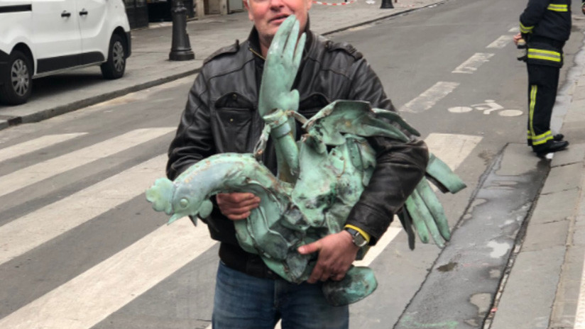 ¡Milagroso! Encuentran íntegro el gallo que coronaba la aguja de la catedral de Notre Dame