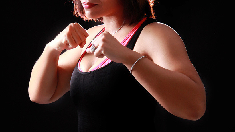 FOTO: Luchadora de MMA le da una paliza a un joven que se estaba masturbando mientras la miraba