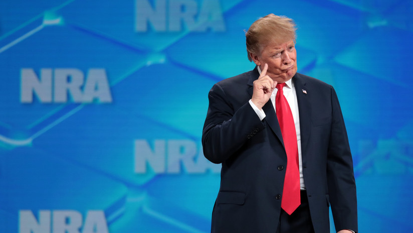 Reportan la detención del hombre que arrojó un móvil contra Trump durante una conferencia sobre armas