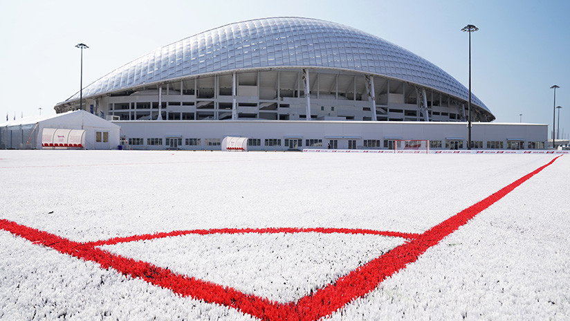 Resultado de imagen para Inauguran campo de fÃºtbol hecho de 50,000 vasos plÃ¡sticos