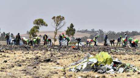 Los restos del Boeing 737 MAX estrellado cerca de la ciudad de Bishoftu, Etiopía, 12 de marzo de 2019.