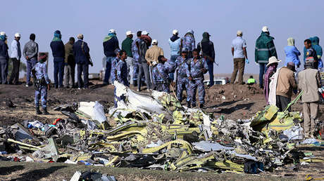 Policías en el lugar del accidente aéreo del vuelo ET302 de Ethiopian Airlines, cerca de Bishoftu (Oromía, Etiopía), el 11 de marzo de 2019.