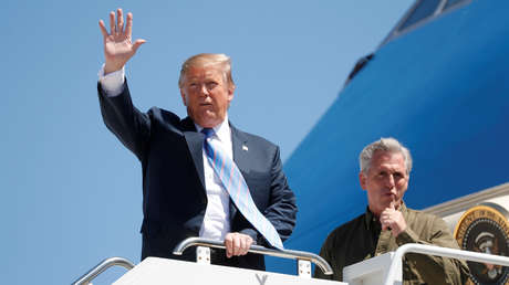 El presidente de EE.UU., Donald Trump, saluda al llegar a California, el 5 de abril de 2019.