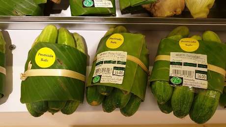 FOTOS: Supermercados en Asia empiezan a usar hojas de plátano en lugar de bolsas plásticas