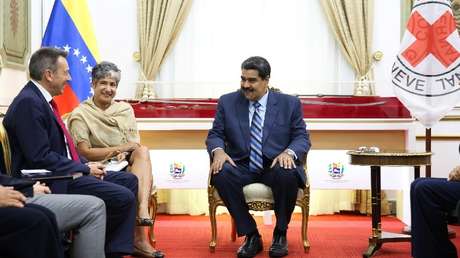 El presidente de Venezuela, Nicolás Maduro, y el presidente de la Cruz Roja Internacional, Peter Maurer, en Caracas, el 9 de abril de 2019