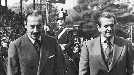 El general Jorge Rafael Videla (a la izquierda) junto a su ministro de Agricultura, Jorge Zorreguieta, durante la inauguración de una feria agrícola en Buenos Aires (Argentina), en agosto de 1979.