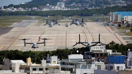 La estación aérea de Futenma en Ginowan, Okinawa, foto de archivo