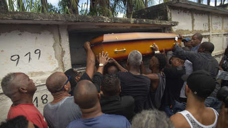 Familiares y amigos de Evaldo dos Santos en su entierro en Rio de Janeiro, Brasil. 10 de abril 2019.