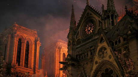 La catedral de Notre Dame de París (Francia) envuelta en llamas, el 15 de abril de 2019.
