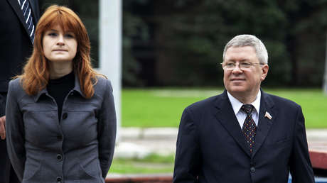 María Bútina con Alexander Torshin, entonces miembro de la Cámara Alta del Parlamento ruso, en Moscú, el 7 de septiembre de 2012.