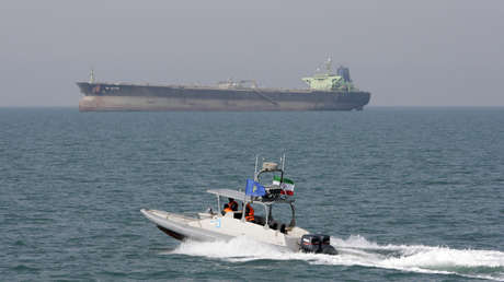 Uma lancha da Guarda Revolucionária do Irã perto de um petroleiro no Golfo Pérsico, em 2 de julho de 2012.