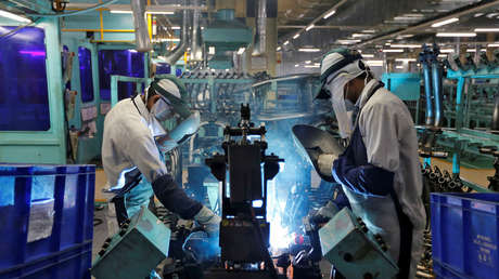 Trabajadores indios en una planta de fabricación de motos Honda en el estado  de Gujarat, 29 de junio de 2016