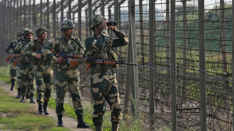 Agentes de las Fuerzas de la Seguridad Fronteriza indias en la localidad de Ranbir Singh Pora, cerca de Jammu, India, 26 de febrero de 2019 