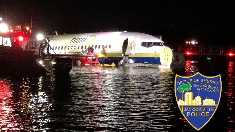 EUA: Um avião com 136 passageiros a bordo sai da pista e acaba em um rio na Flórida (FOTOS)
