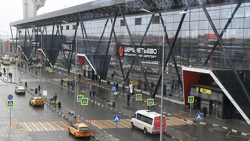 PRIMERAS IMÃGENES: Pasajeros saltan del avión que se incendió en un aeropuerto de Moscú