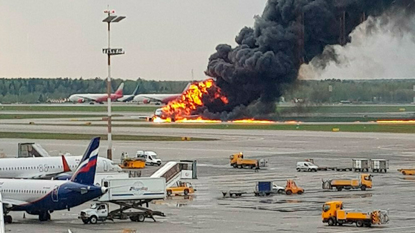 41 víctimas al incendiarse un avión de pasajeros tras aterrizar de emergencia en un aeropuerto de Moscú