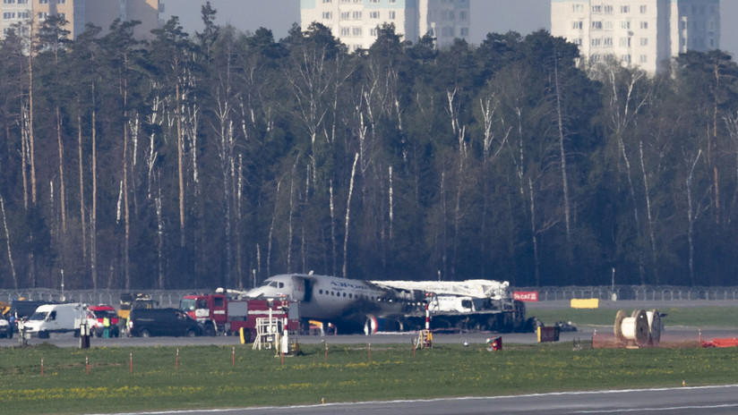 Encuentran las cajas negras del avión incendiado en Moscú