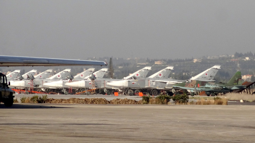 Sistemas de defensa aérea de la base rusa de Jmeimim en Siria repelen un ataque con decenas de proyectiles