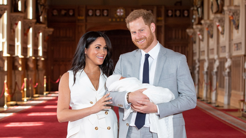 VIDEO: El príncipe Enrique y su esposa Meghan Markle muestran por primera vez a su hijo