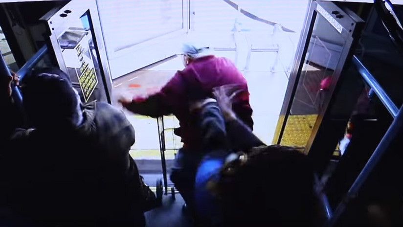 VIDEO: Muere un anciano que fue empujado por una mujer desde un autobús