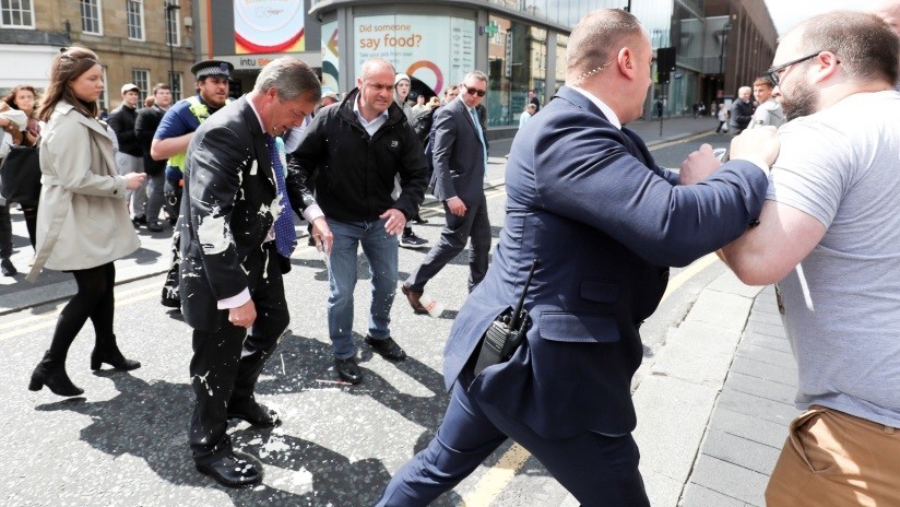 VIDEO, FOTOS: Un batido de plátano marca repudios contra el líder del Brexit