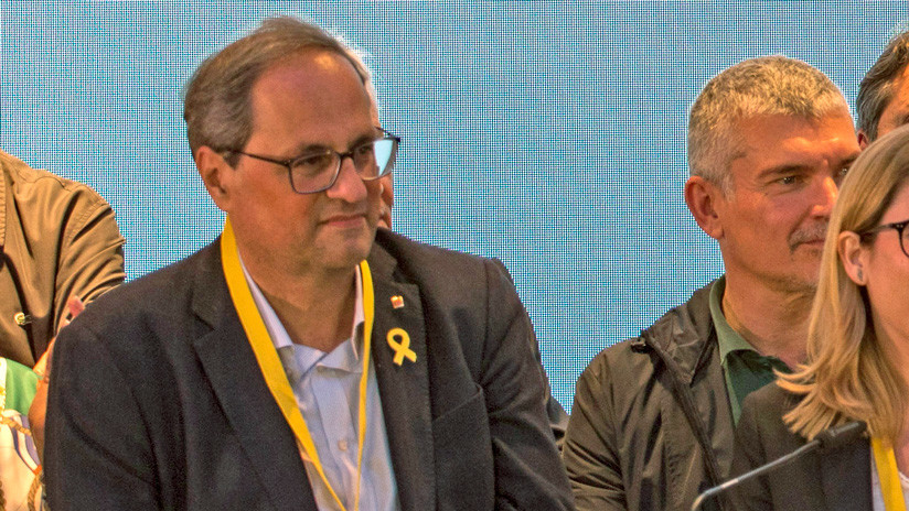 El presidente de Cataluña vuelve a colocar una pancarta en la que se refiere a los independentistas procesados como "presos políticos"