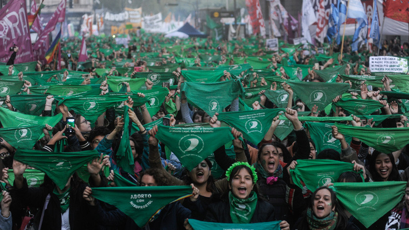 Una mujer muere en Argentina por un aborto clandestino, un día después de presentarse la ley para garantizar que sea seguro y legal