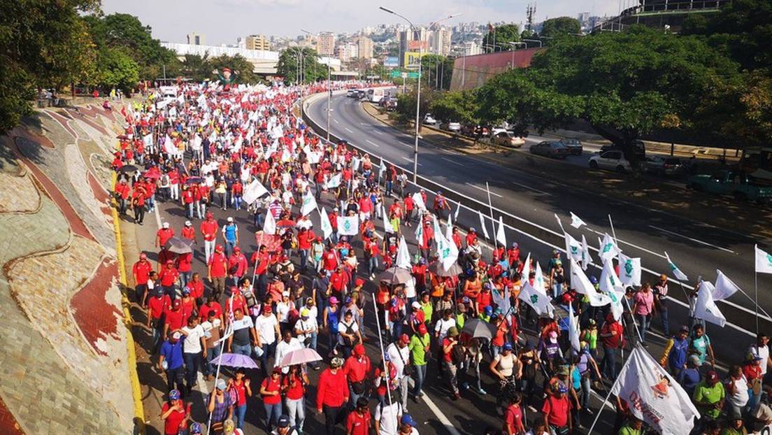 Chavismo Y Oposicion Marchan En Caracas Tras El Intento De Golpe