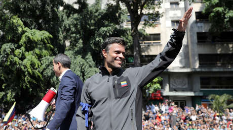 Leopoldo López –con Juan Guaidó al fondo– tras se sacado de su arresto domiciliario por un grupo de militares sublevados, Caracas, Venezuela, 30 de abril de 2019. 