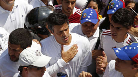Leopoldo López recorre un mitin en Caracas antes de entregarse a los cuerpos policiales en febrero de 2014.  