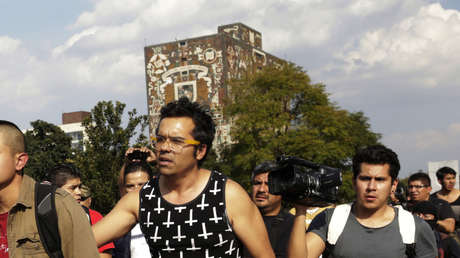 Vista de dos estudiantes de la Universidad Nacional Autónoma de México (UNAM), el 16 de noviembre de 2014.