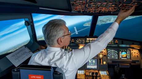 Video Un Piloto De Lion Air Golpea Al Empleado De Un Hotel Por Planchar Mal Su Camisa Rt