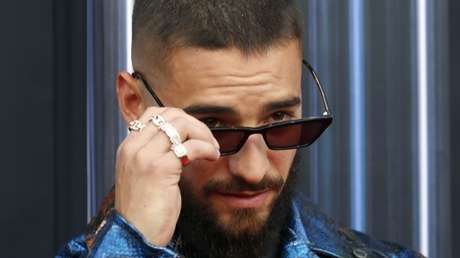 VIDEO: El incómodo momento que vivió Maluma a su paso por la alfombra rosa de la Gala del Met