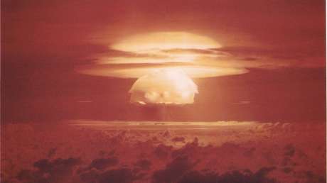 Explosión nuclear Castle Bravo realizada por EE.UU. en el atolón de Bikini 24 de febrero de 1954.