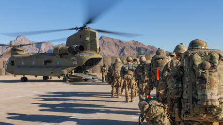 Militares de EE.UU. embarcan en un helicóptero para una misión en Afganistán, el 15 de enero de 2019.