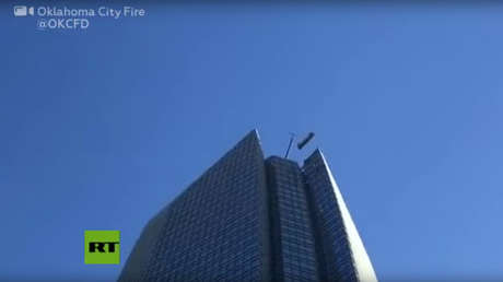 VIDEOS: Dos personas quedan atrapadas en un elevador externo en un edificio de 50 pisos