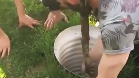 VIDEO: Un menor baja de cabeza por una tubería llena de agua para rescatar a una niña atrapada