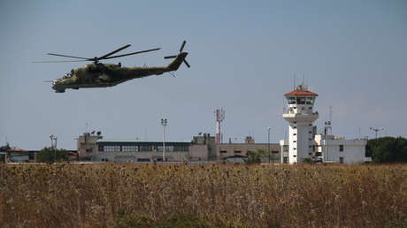 Un helicóptero ruso Mi-24 en la base aérea de Jmeimim (Siria).