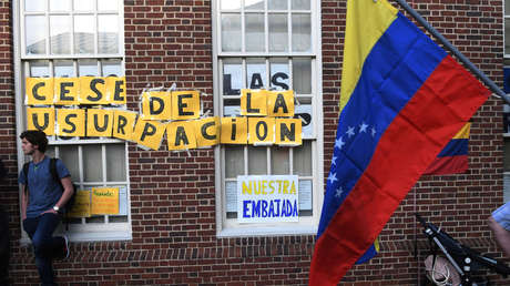 Carteles colocados por antichavistas fuera de la embajada venezolana en Washington, EE. UU. 1 de mayo de 2019.