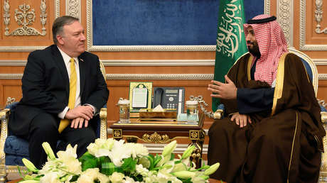 El secretario de Estado de EE.UU., Mike Pompeo, (izquierda) y el príncipe heredero de Arabia Saudita, Mohamed bin Salmán