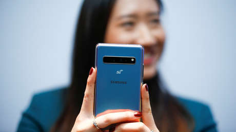 Una empleada de Samsung posa con el nuevo teléfono inteligente Samsung Galaxy S10 5G en un acto para la prensa en Londres, Gran Bretaña, el 20 de febrero de 2019.